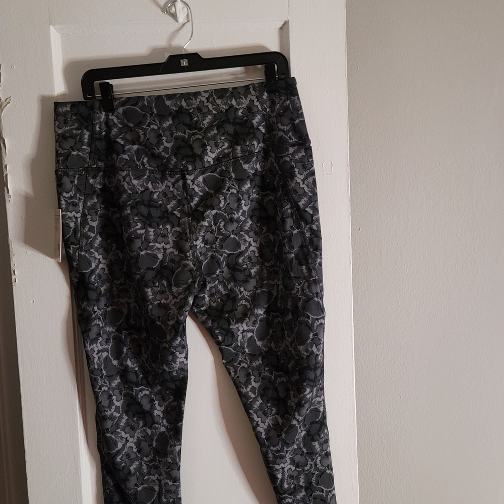 Danskin High Waist Pocket Crop. Black Saltwater Color Floral Print
